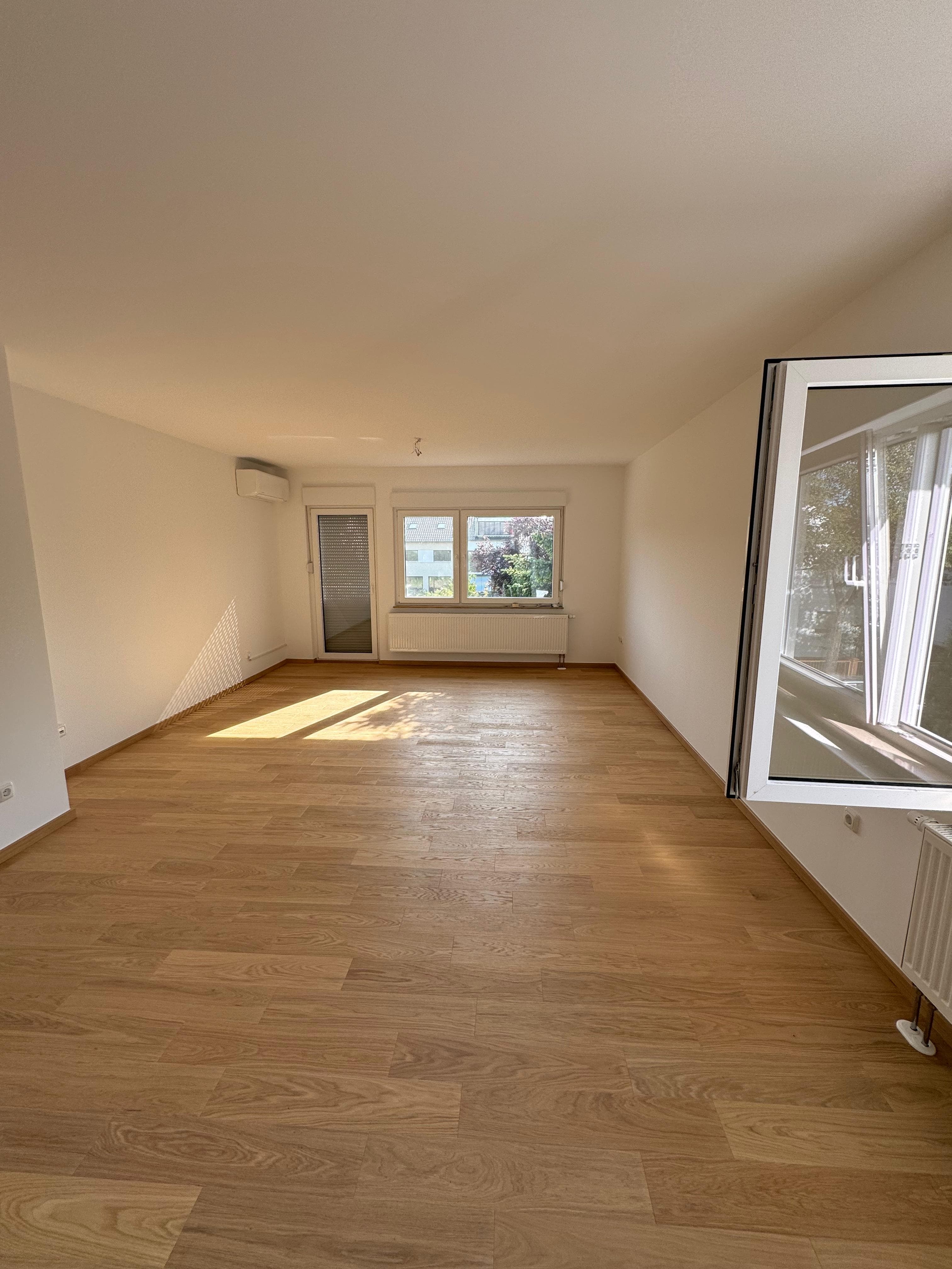 Frisch gereinigter Wohnraum mit Eichenparkett