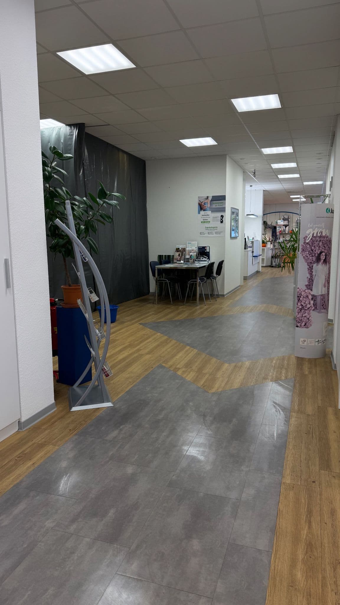 Gewerblicher Flur mit sauberem Boden aus Stein und Holz